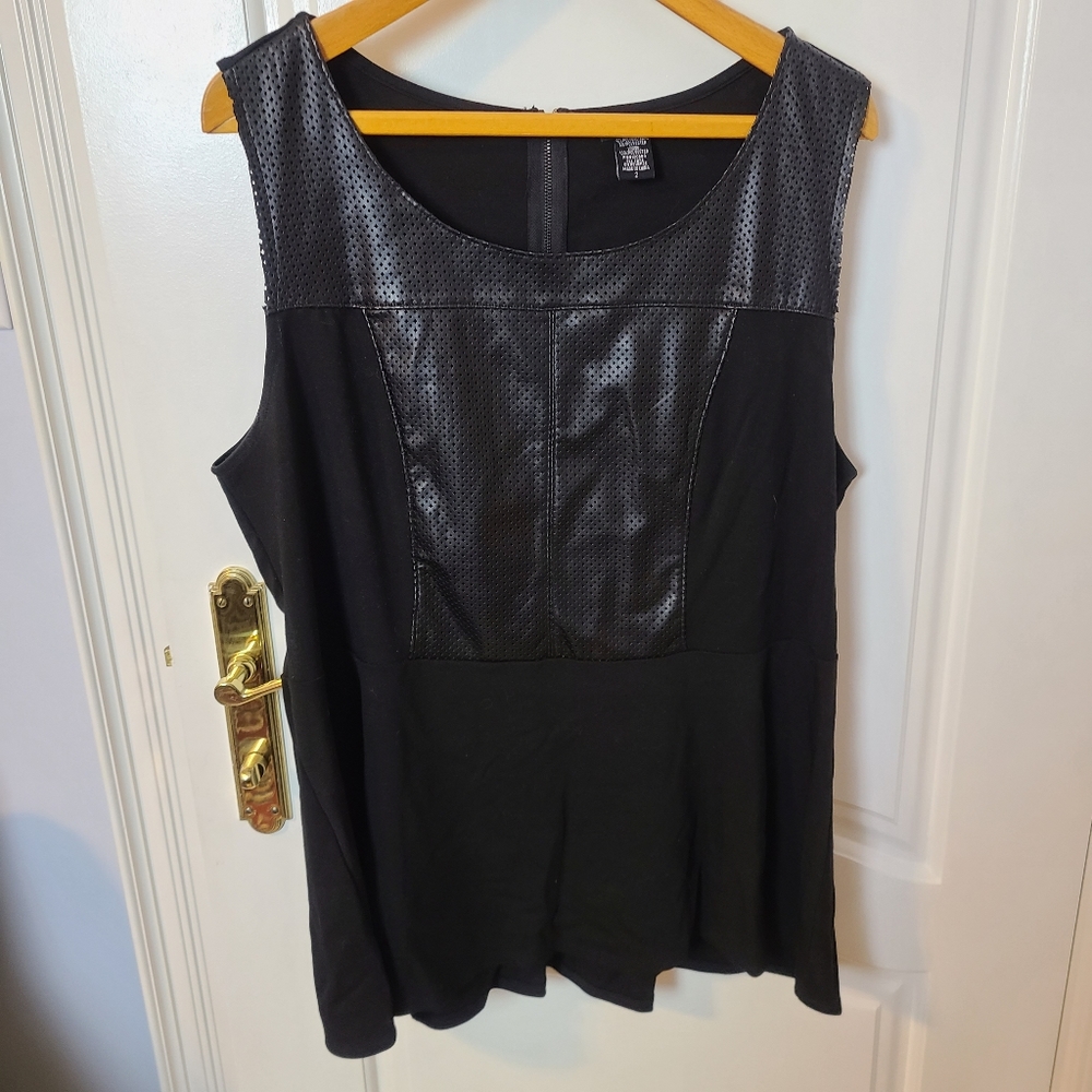Torrid Sleeveless Black Top Leather Zip Up Back Peplum Round Neckline Sz 2